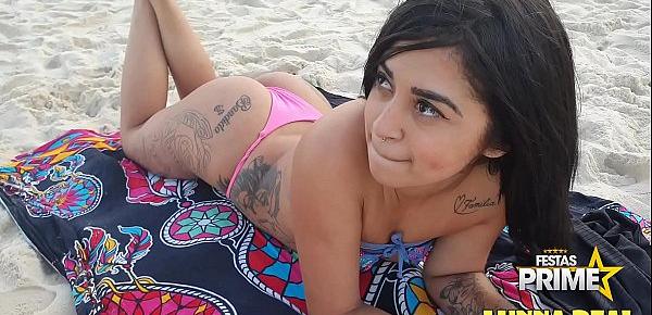  Novinha sozinha na praia de Copacabana Chama a atenção de Pescador tarado , Dj Jump e Festa Prime